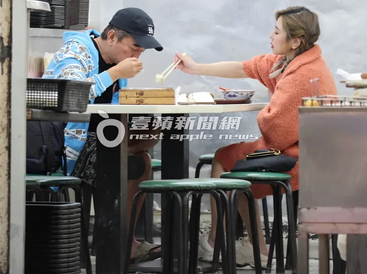 吳宗憲（左）半夜低頭喝豆漿，E奶「奧迪小隻馬」跟他共食一籠包子。特勤中心攝