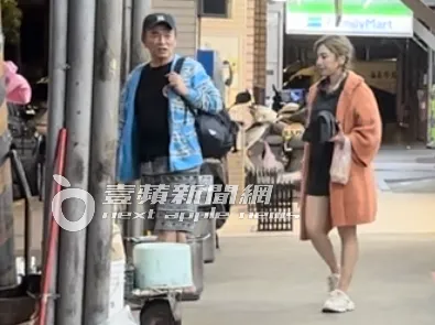 吳宗憲（左）和短裙「奧迪小隻馬」喝完豆漿，一起走去取車。特勤中心攝