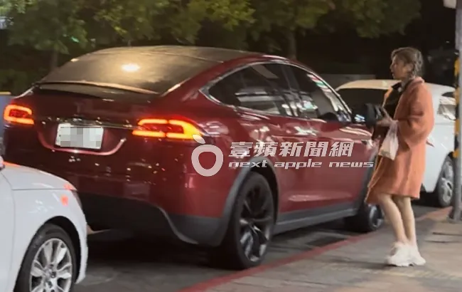 「奧迪小隻馬」走向吳宗憲的666萬元特斯拉新車。特勤中心攝