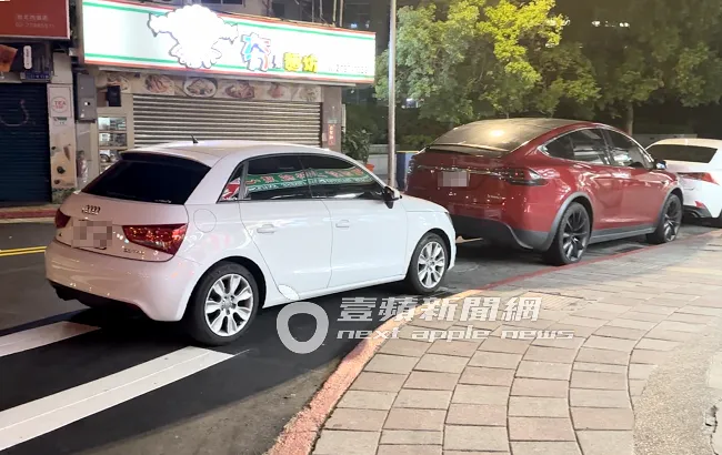 吳宗憲半夜睡不著覺，約E奶短裙小隻馬出來喝豆漿，他倆的名車很有默契的停在一起。特勤中心攝