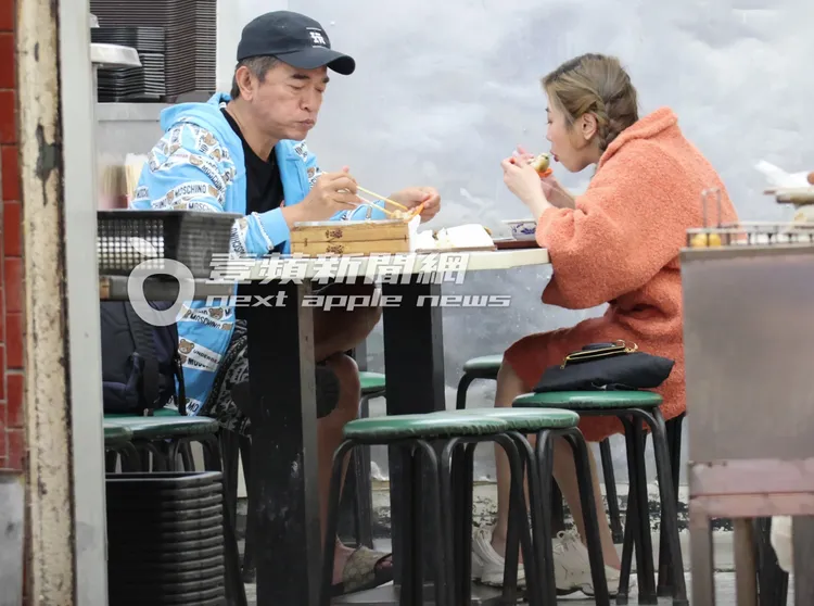 「奧迪小隻馬」（右）半夜跟憲哥出來喝豆漿，吃小籠包吹吹，似乎有些燙口。特勤中心攝