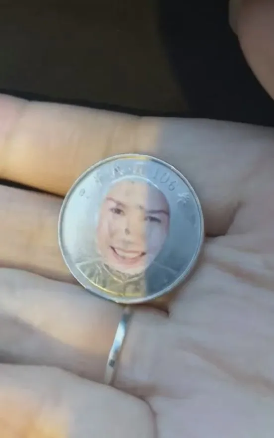 更有網友分享收到，國父肖像被印上女子彩色大頭照的詭異硬幣。翻攝自臉書「爆廢公社」