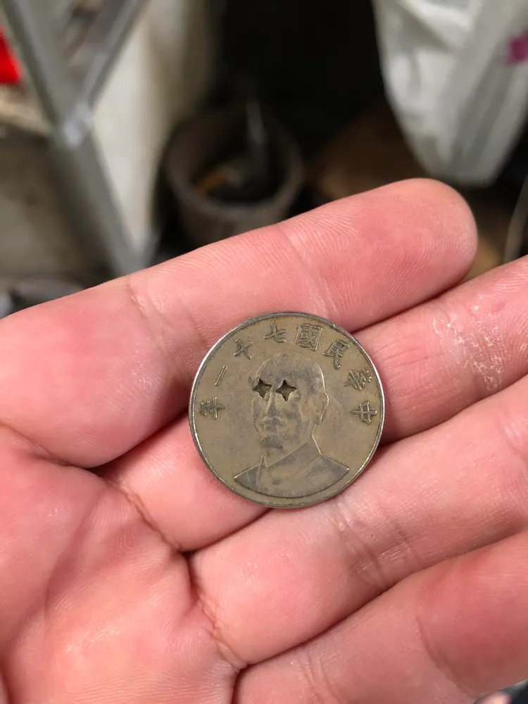 網友貼出奇特的10元硬幣，對這是怎麼弄出來的相當困惑。翻攝自臉書「爆廢公社」