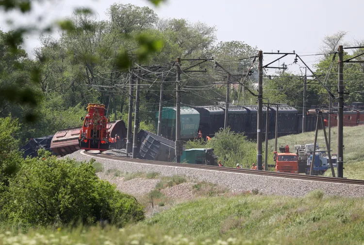 消息指脫軌是因爆炸裝置引起。路透社