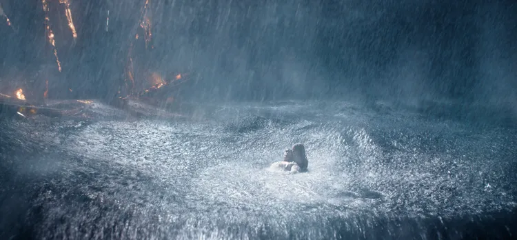 小美人魚拯救發生船難溺水的王子、場面驚心動魄。Disney提供