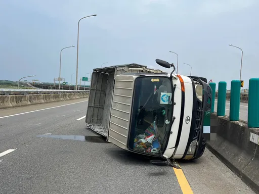 桃園大貨車女駕駛恍神 自撞護欄後翻車!自行脫困無礙