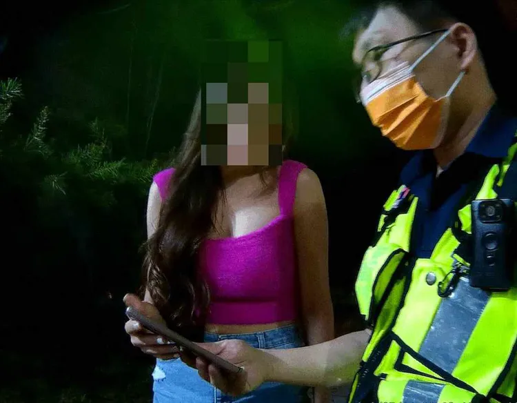 林女在警方勸說下頓時恍然大悟，保住辛苦錢。讀者提供