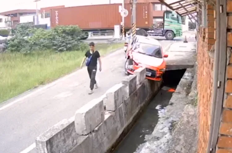 紅色自小客肇事逃離時車輛又失控撞上水溝護欄，王姓駕駛下車離去。翻攝彰化踢爆網
