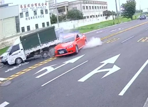 連撞2車再撞民宅!肇事逃逸200公尺被攔 酒測值高達1.48毫克