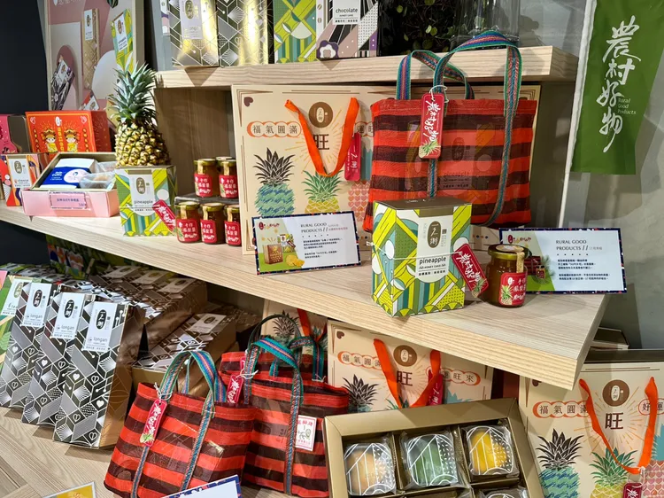 「17旺來組」內有主廚私秘配方製成的手作鳳梨醬、Super旺金鑽鳳梨蛋糕及台灣LV茄芷袋。業者提供