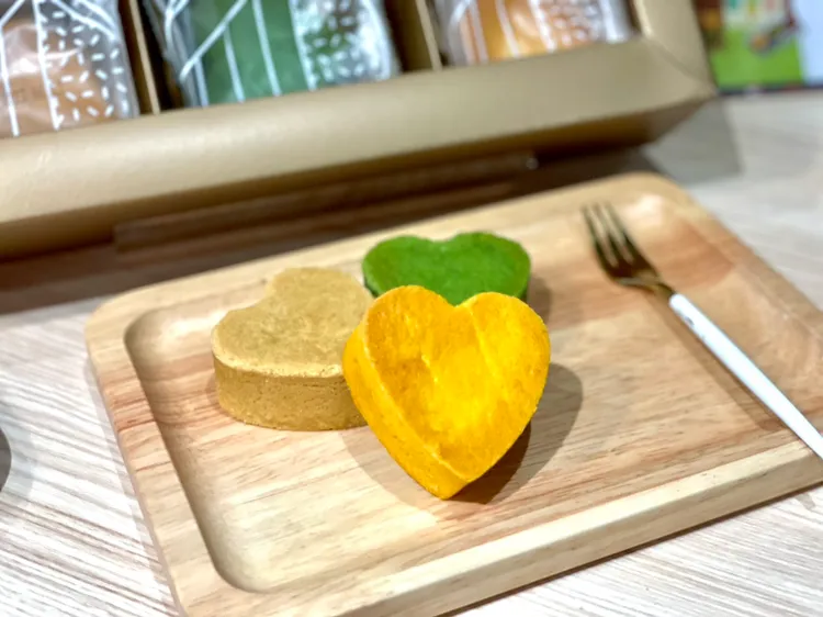 臻心鳳梨酥除了將原有的原味鳳梨酥改成心型外，加碼推出黑糖桂圓和抹茶共3種口味。曾仲葳攝