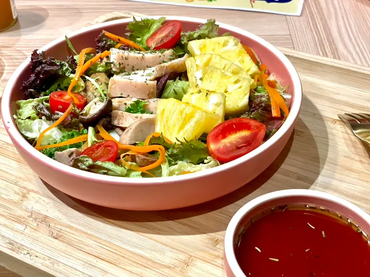 「鮮蔬蔬果嫩雞溫沙拉」只在「Hey!Bae 一之鄉」中山店及民生店限定開賣。曾仲葳攝