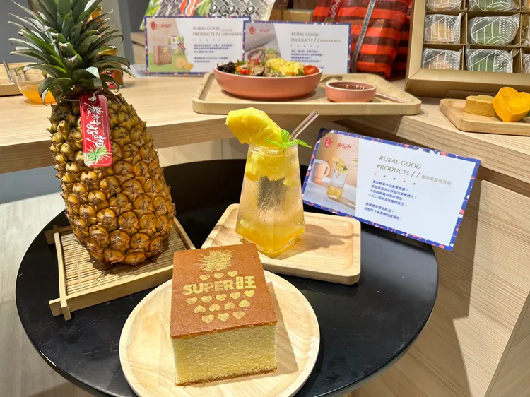 金鑽鳳梨蜂蜜蛋糕由主廚手工刷金粉印上Super旺字樣，送禮自用兩相宜。業者提供