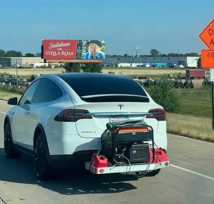 有網友開玩笑地說：「買汽油發電機邊開邊充電，這樣子就不會有里程焦慮了」。翻攝《Dcard》網站