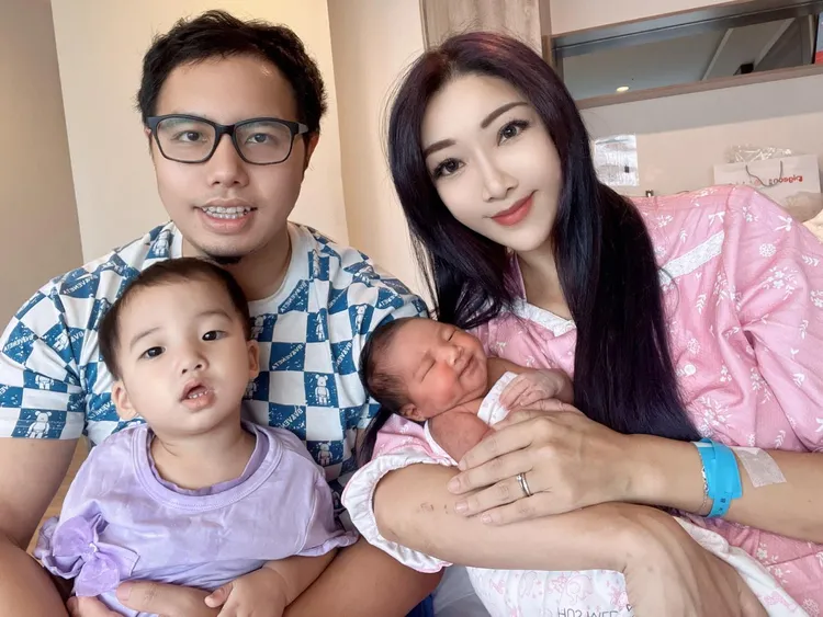 李宓透露雙胞胎兒子淮淮第一次看到妹妹「死都不敢碰她」。翻攝臉書「李宓Mina」