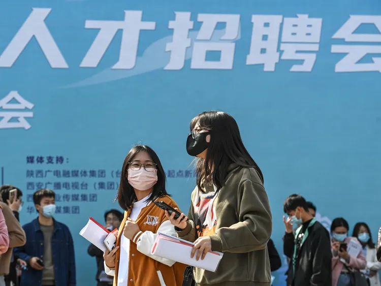 西安3月底為高校畢業生舉辦大型人才招聘會。新華社