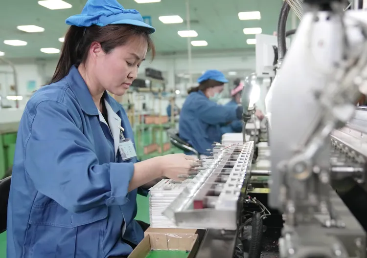河北青龍一間電子工廠的女作業員。新華社