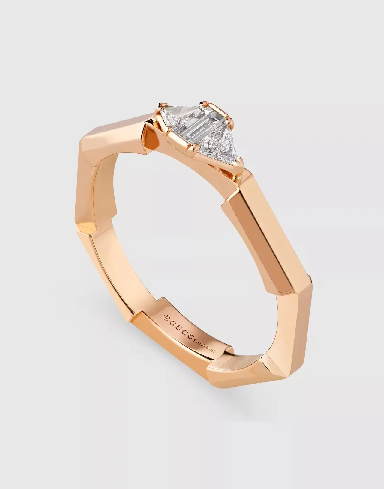 Gucci Link to Love系列长阶梯形切割钻石18K玫瑰金戒指，9万6700元。品牌提供