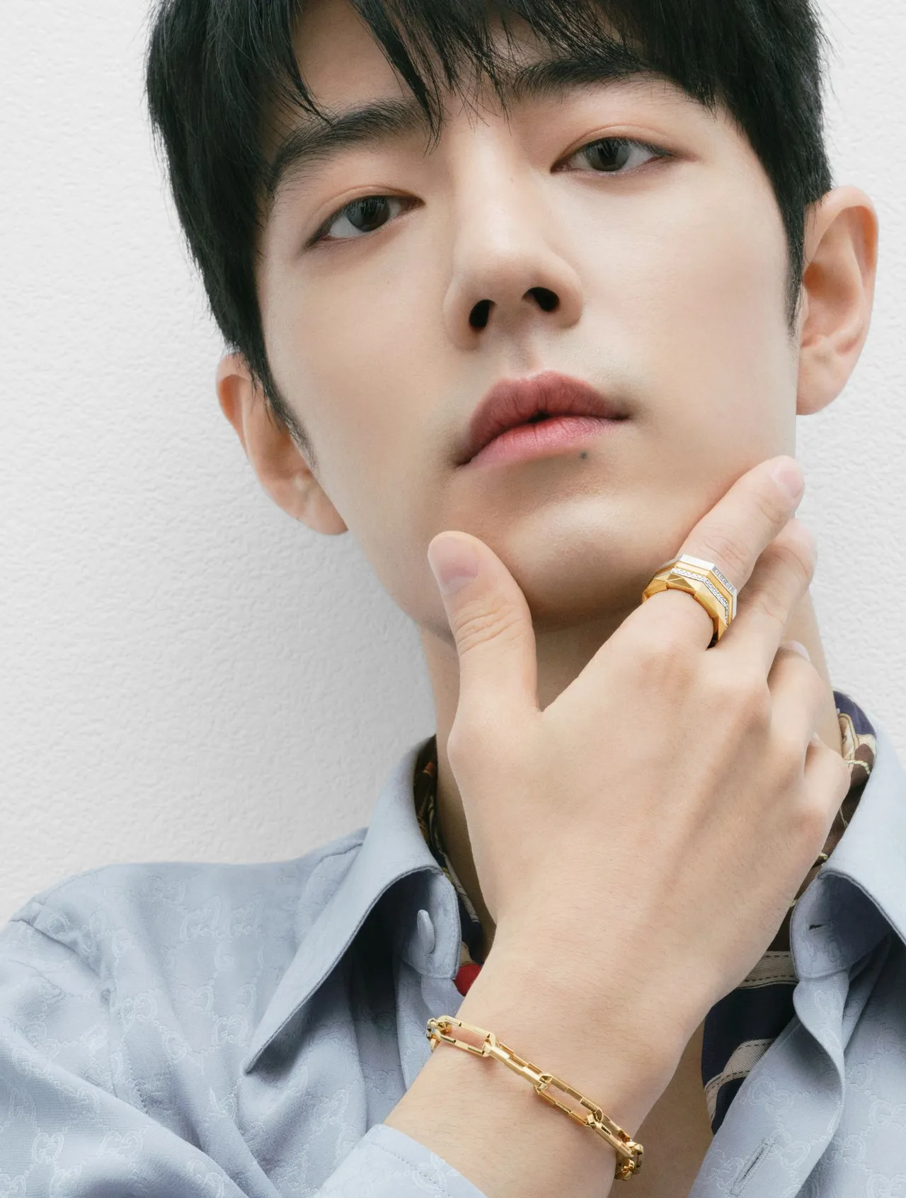 肖战演绎Gucci Link to Love珠宝系列新形象广告，卖俊俏帅脸展勾人「眼技」。品牌提供