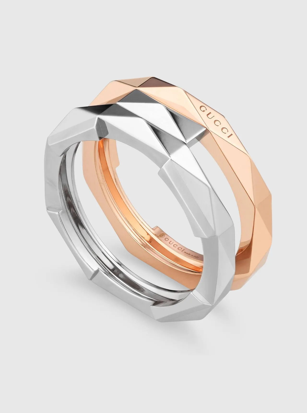 Gucci Link to Love系列几何饰钉18K玫瑰金与18白金双环戒指，12万4000元。品牌提供