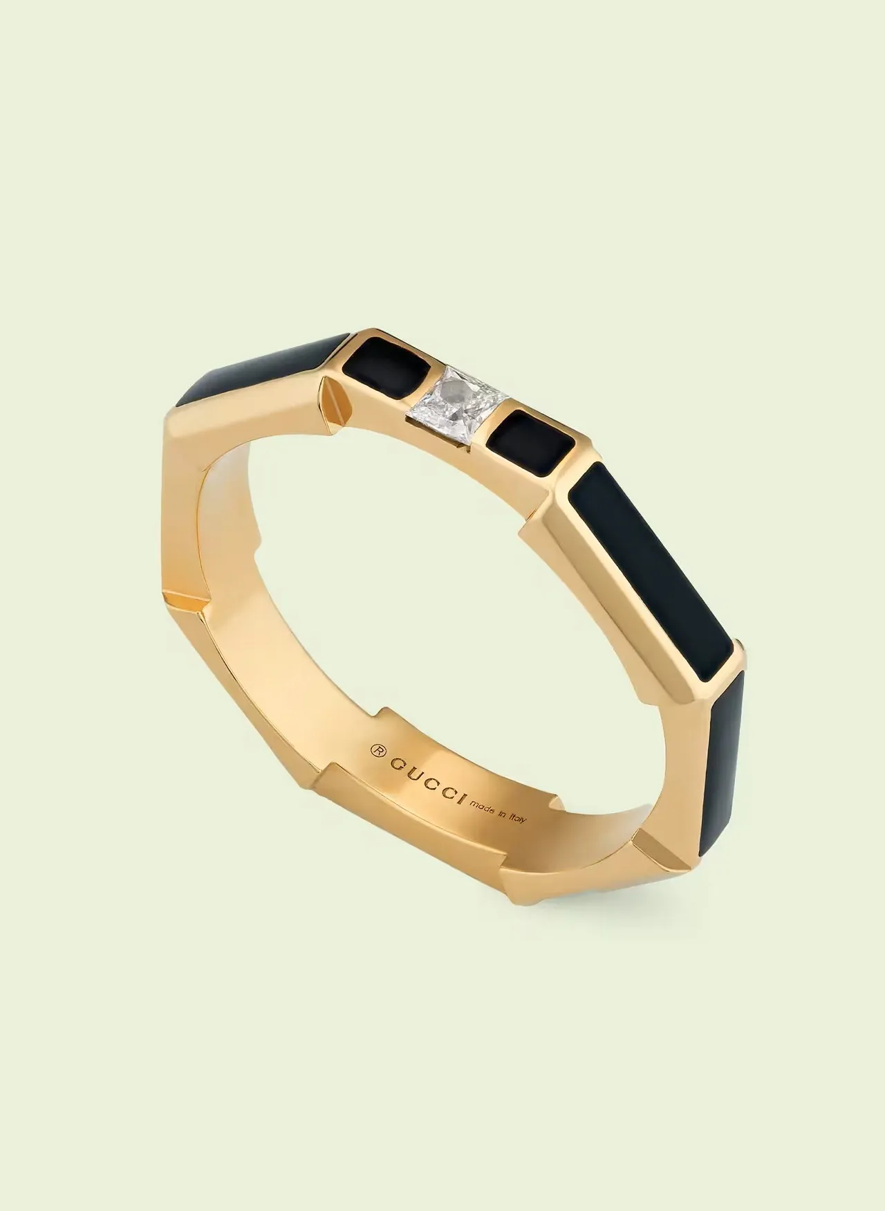 Gucci Link to Love系列珐瑯18K金钻石戒指，6万2600元。品牌提供