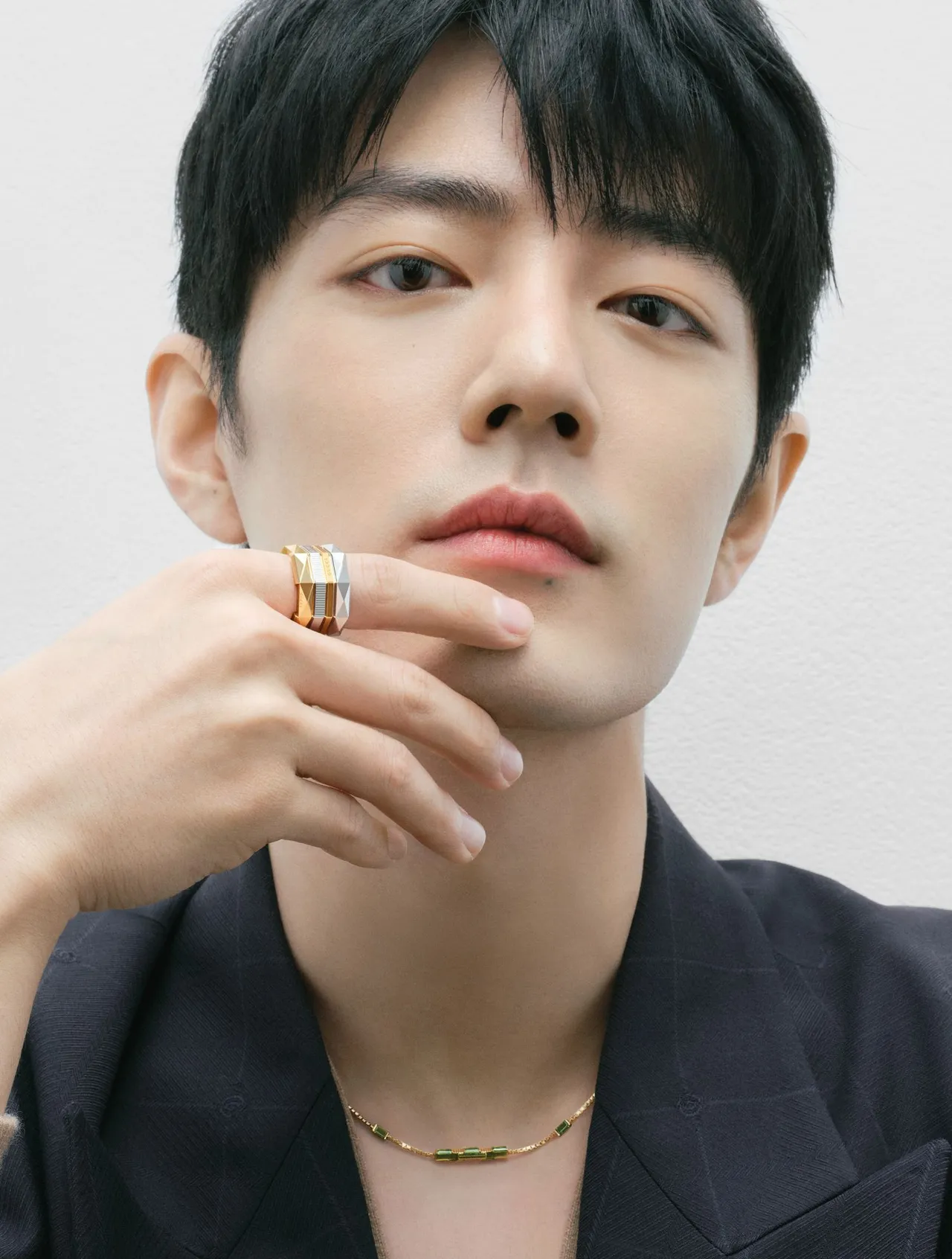 肖战在形象广告中示范将多款Gucci Link to Love系列珠宝叠搭佩戴，表达出展现自我个性风格的精神。品牌提供