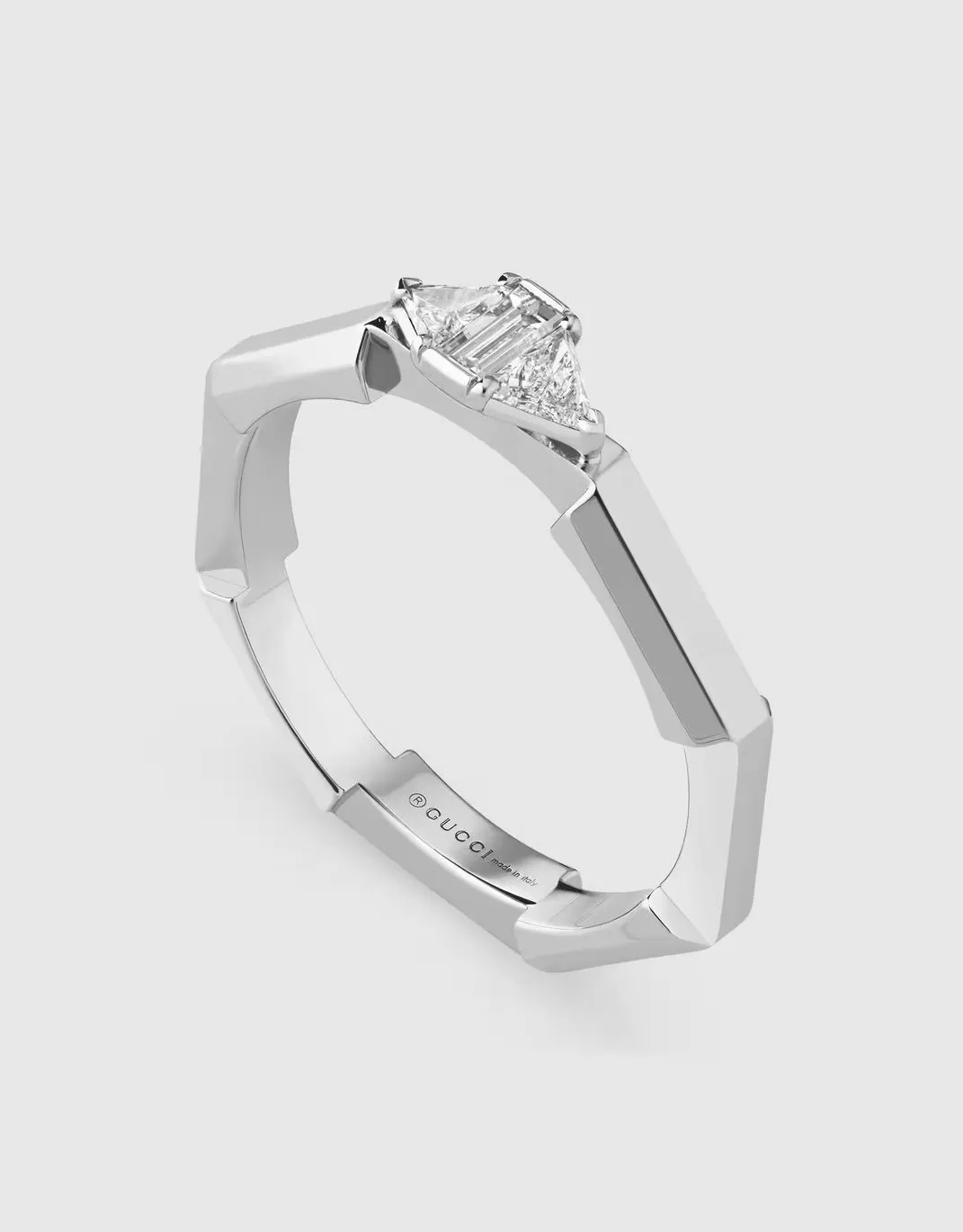 Gucci Link to Love系列长阶梯形切割钻石18K白金戒指，10万3000元。品牌提供