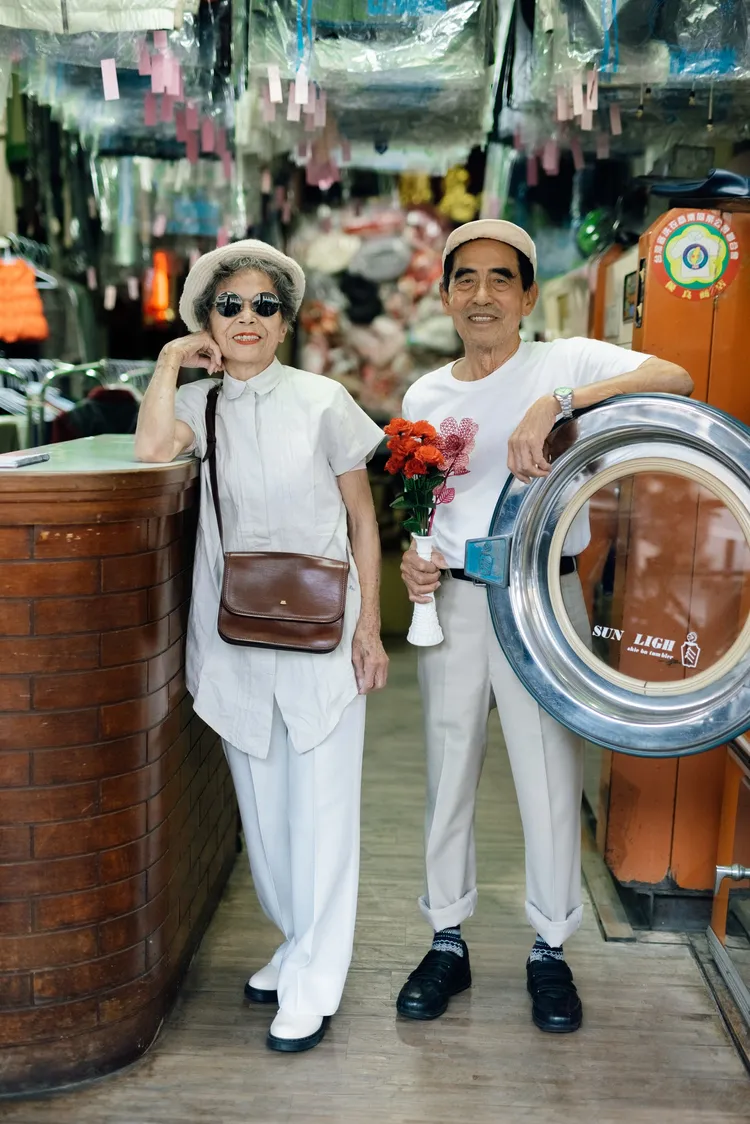 萬吉阿公與秀娥阿嬤以洗衣店當背景，展現時尚穿搭。翻攝萬秀洗衣店