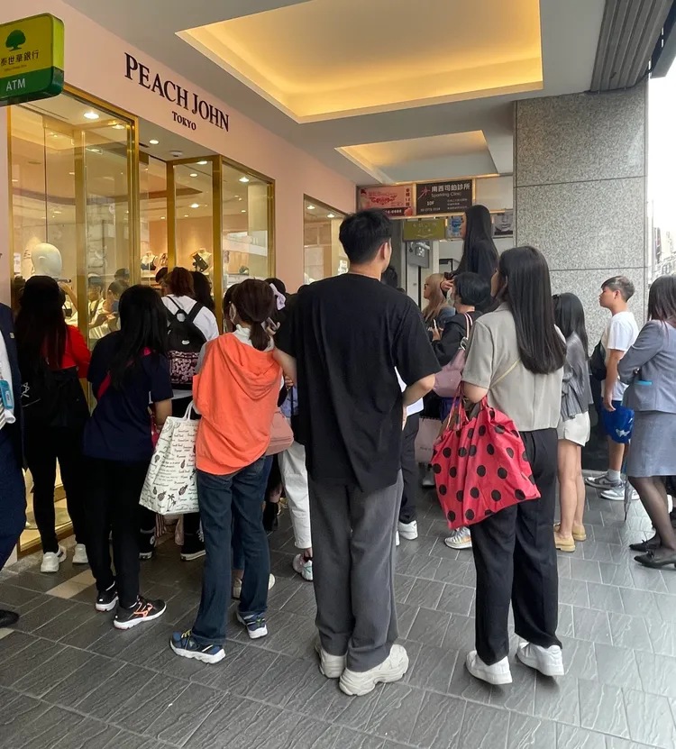 許多粉絲聚集在店外，想一睹偶像風采。張家玲攝