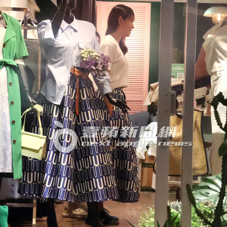 老闆娘在後頭稱讚裙子非常適合賈永婕。特勤中心攝