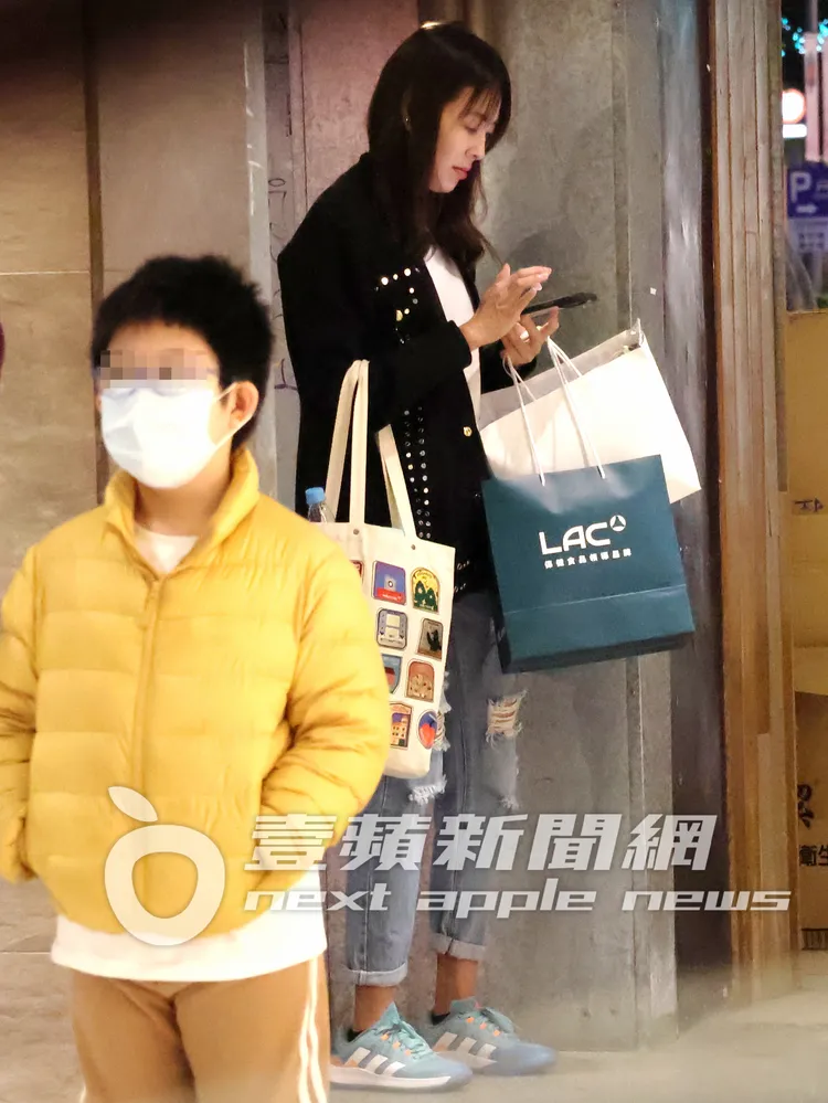 賈永婕走到路口，在路邊滑手機等待計程車。特勤中心攝