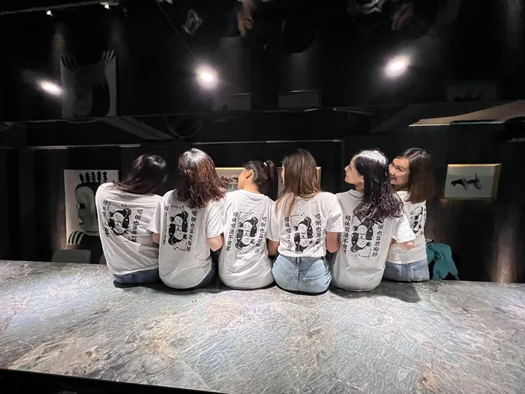 賈永婕今天在臉書分享當天聚會的姐妹制服，上頭寫著「姐妹喝酒不會累 喝倒也算是陶醉」。翻攝賈永婕的跑跳人生