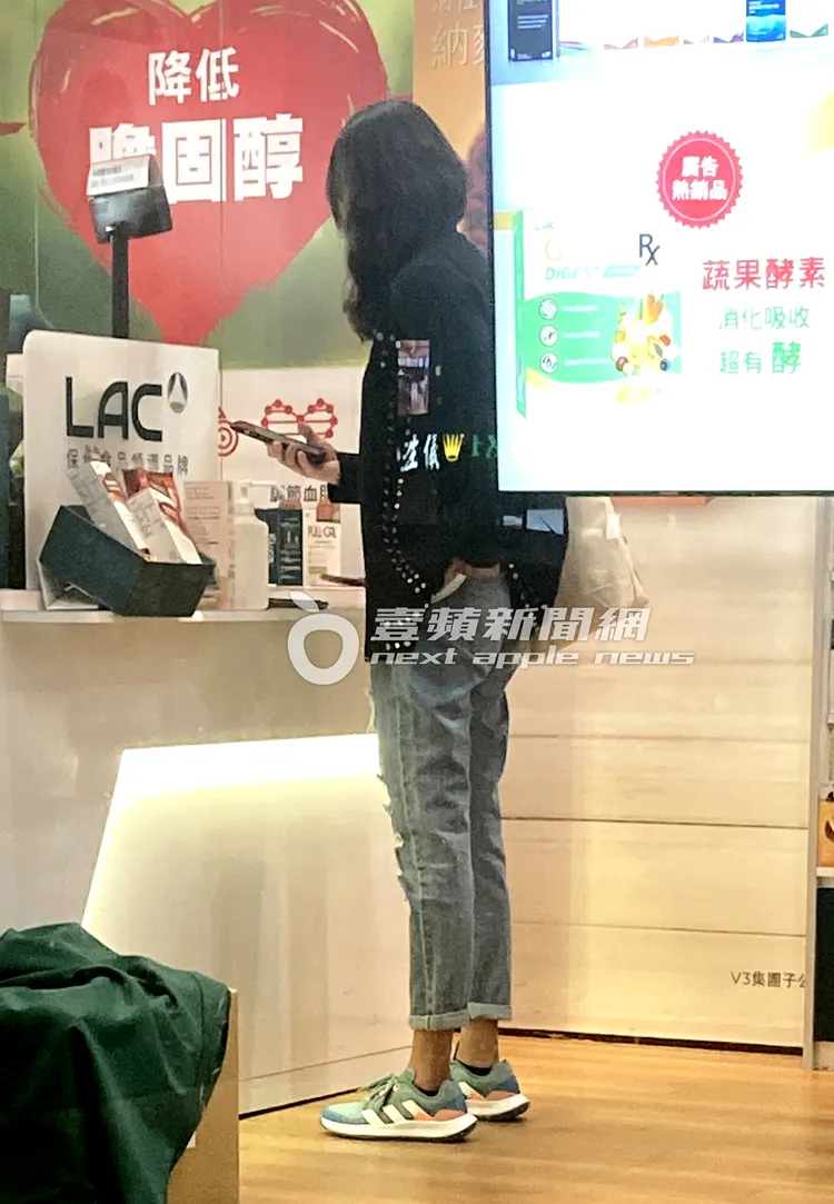 賈永婕在連鎖健康食品店買維他命結帳。特勤中心攝