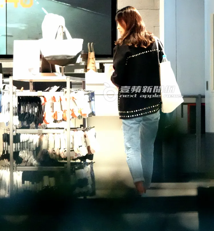 下一個地點，賈永婕來到運動用品店挑選襪子結帳。特勤中心攝