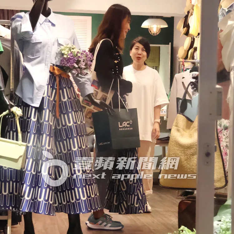 之後賈永婕（左）在一間少女服飾店試穿新衣和老闆娘熱絡聊天。特勤中心攝