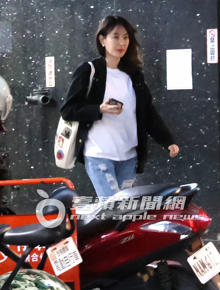 運動完後，賈永婕換上白色T恤，穿起潮流刷破牛仔褲。特勤中心攝