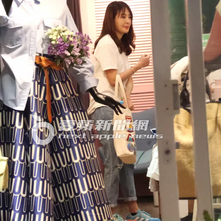 老闆娘幫賈永婕把襯衫和裙子包裝好打包。特勤中心攝