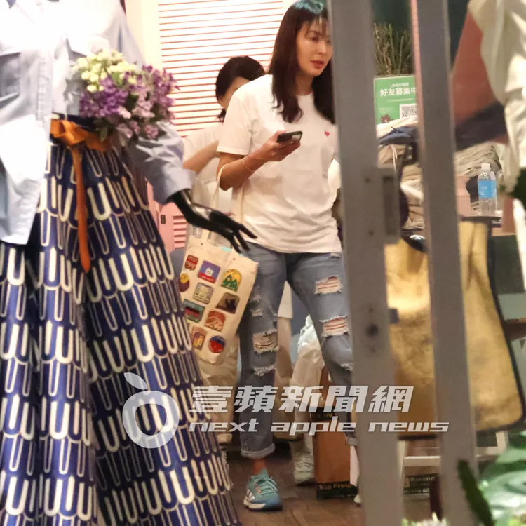 賈永婕提著新買的衣物前往下一個地點。特勤中心攝