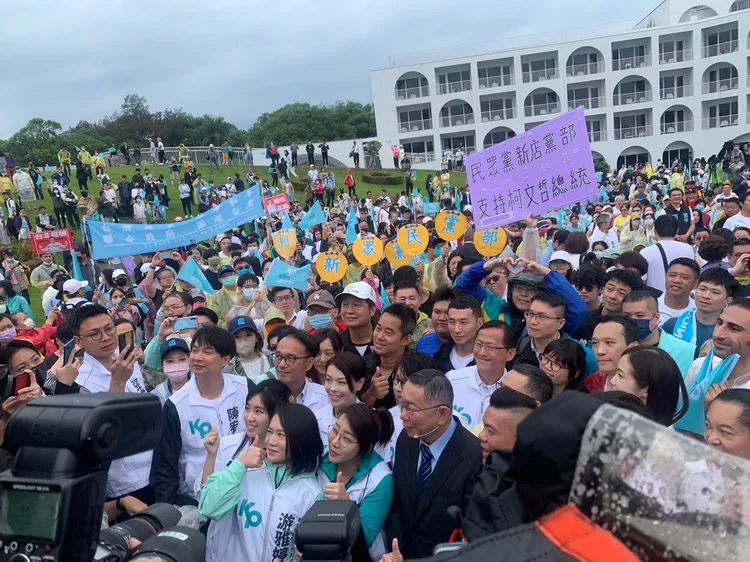 柯文哲與民眾合影。江孟謙攝