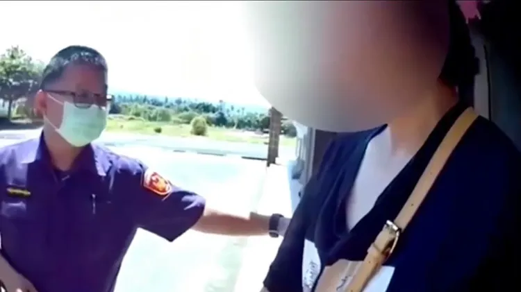 警方到場逮捕沈姓女竊嫌。讀者提供