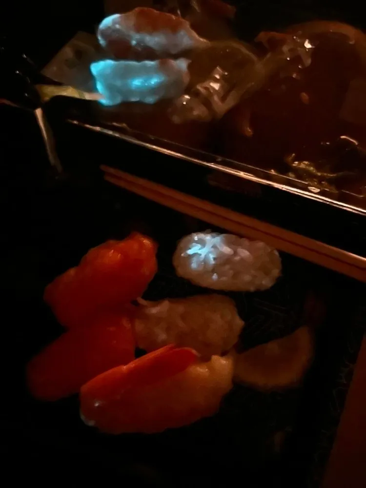 網友買到的握壽司在無燈光環境下會發光。取自爆料公社