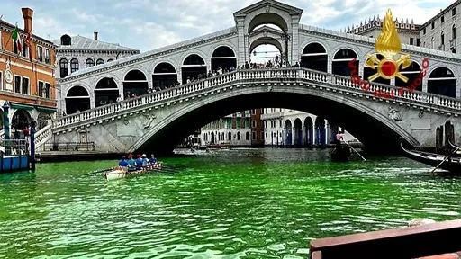威尼斯大運河染綠 警方調查是否為環保人士所為
