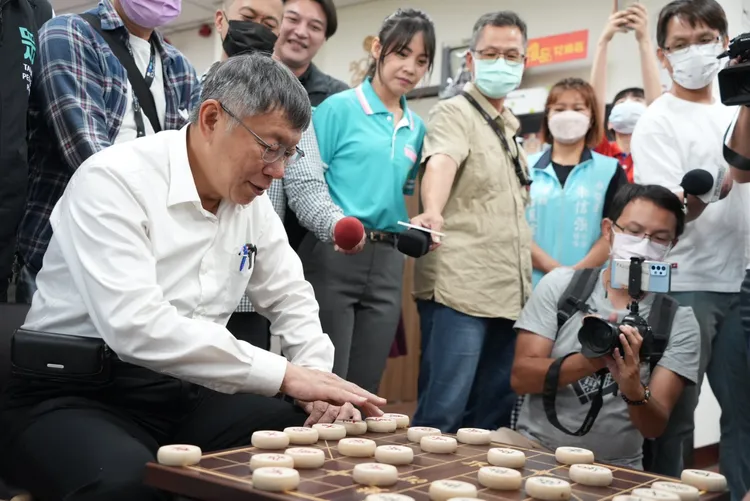 柯文哲今日前往高雄美濃參訪日新綜合長照中心，與長輩們座談聊天。翻攝畫面