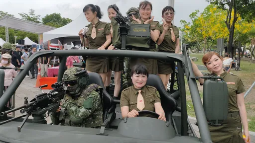 零距離!高雄民眾上戰車 體驗國軍精良設備