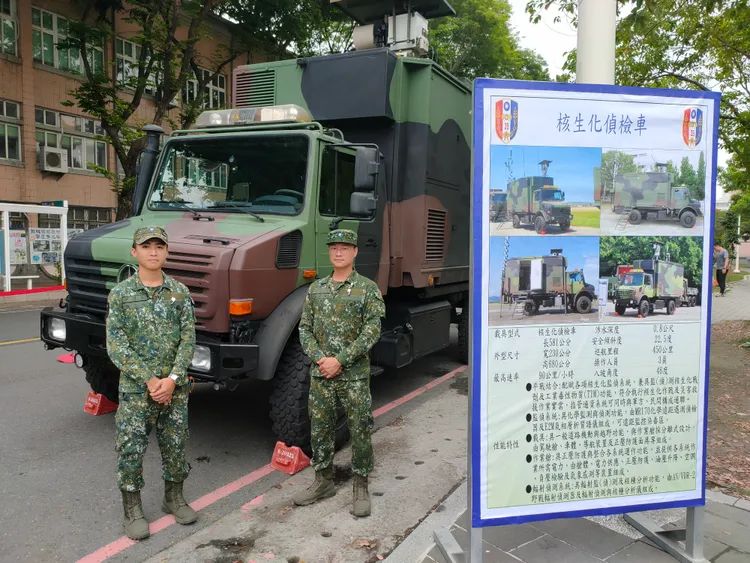 民眾可近距離體驗與觀看國軍精良設備與武器。讀者提供