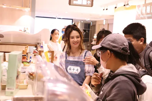 郭靜闆娘巡田水身材走鐘 無預警公布重大喜訊