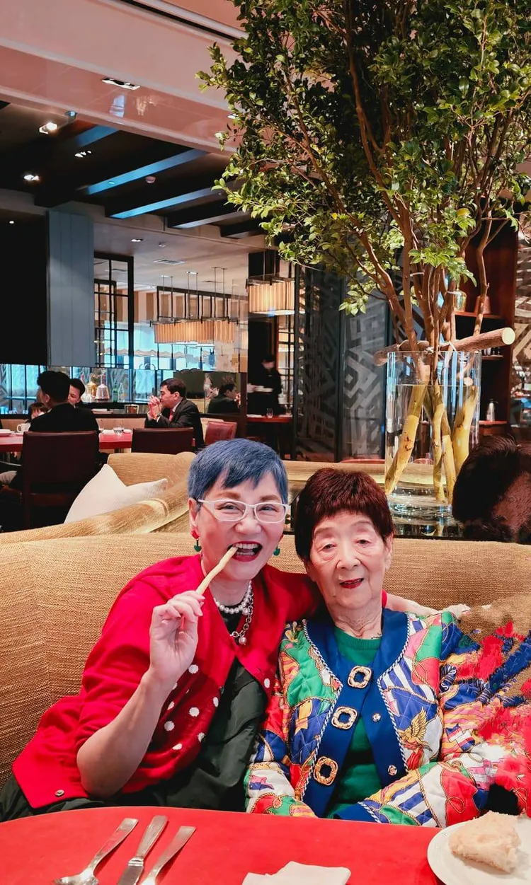 張小燕（左）和97歲張媽媽黃家瑞日前在母親節當天一起過節，共享義大利菜餚。張小燕提供