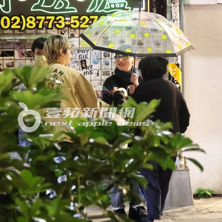 一行人停下腳步，在東區街頭閒聊。特勤中心攝