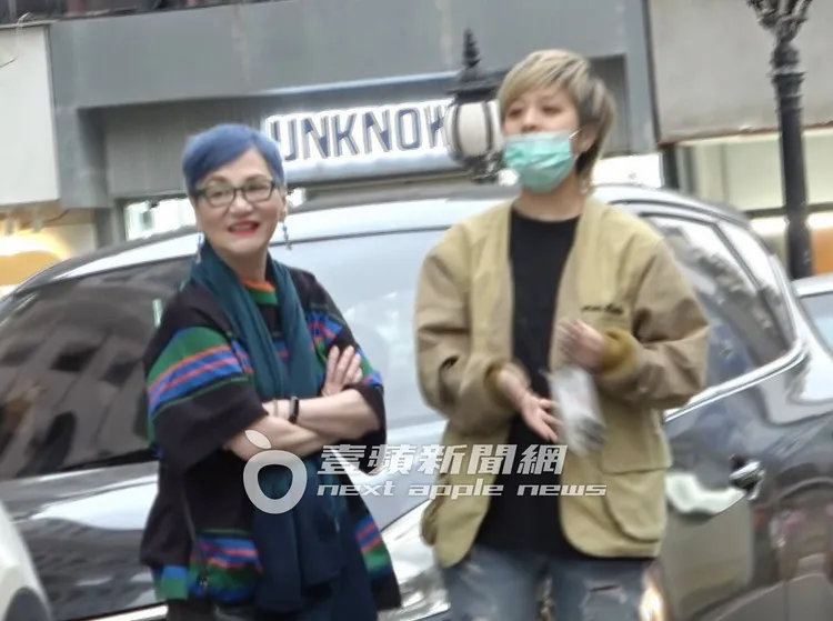 張小燕（左）一身藍色系打扮，時尚潮流。特勤中心攝