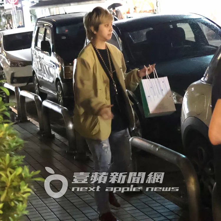 晚輩禮貌的走到一旁座駕後座取母親節禮物。特勤中心攝